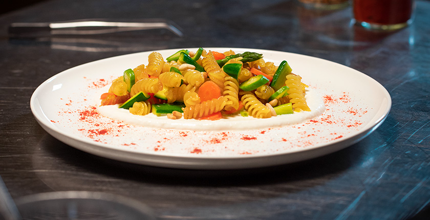 Teller mit Fusilli und Zucchini