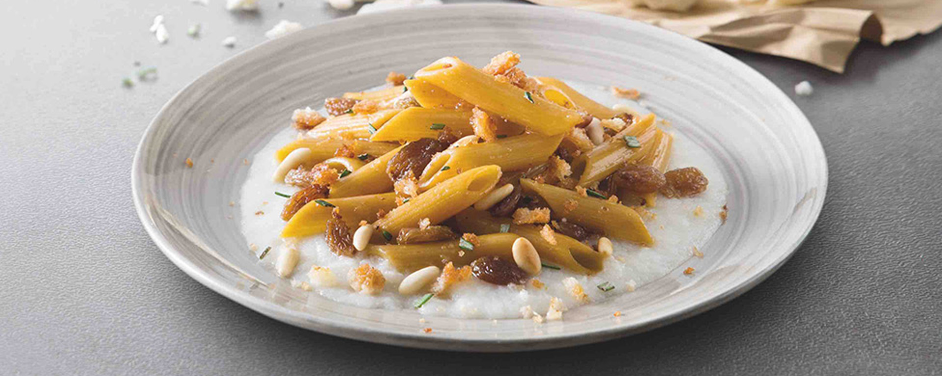 Penne integrali mit Blumenkohl, Pinienkernen und Sultaninen