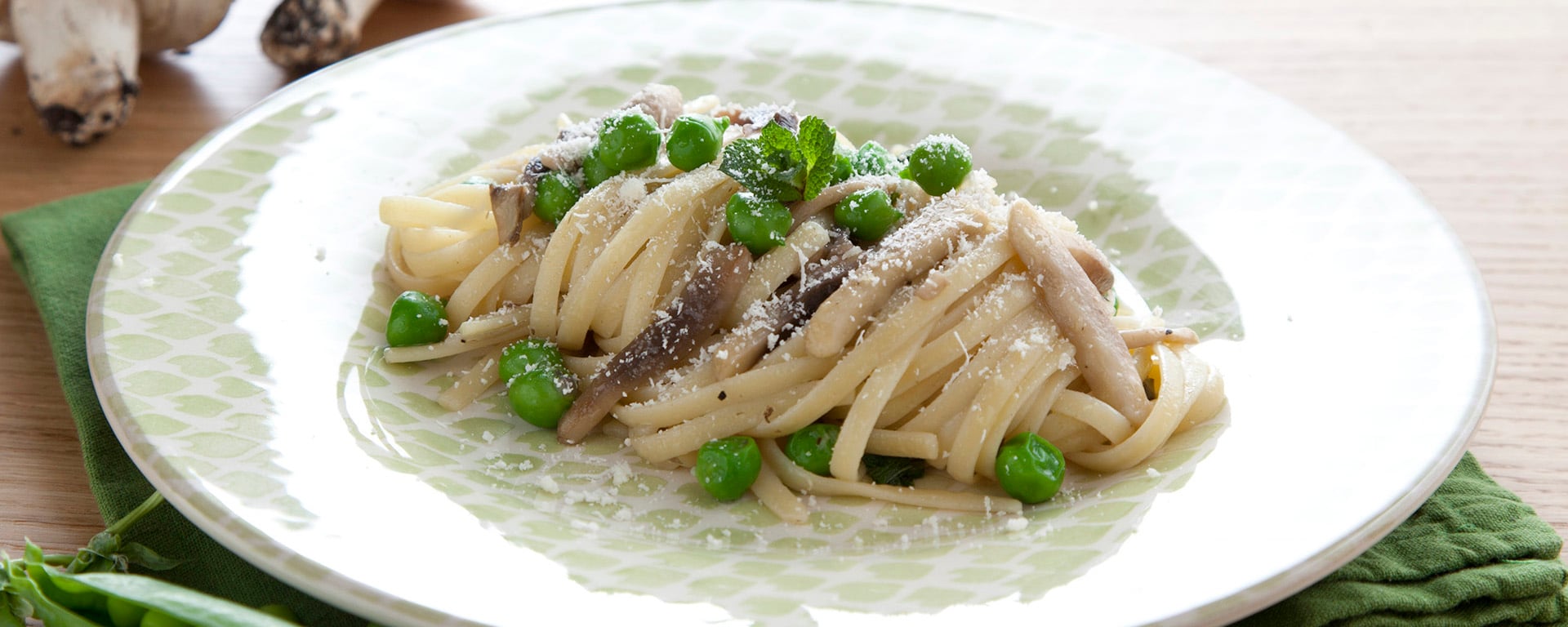 LINGUINE MIT CHAMPIGNONS, FRISCHEN ERBSEN UND MINZE