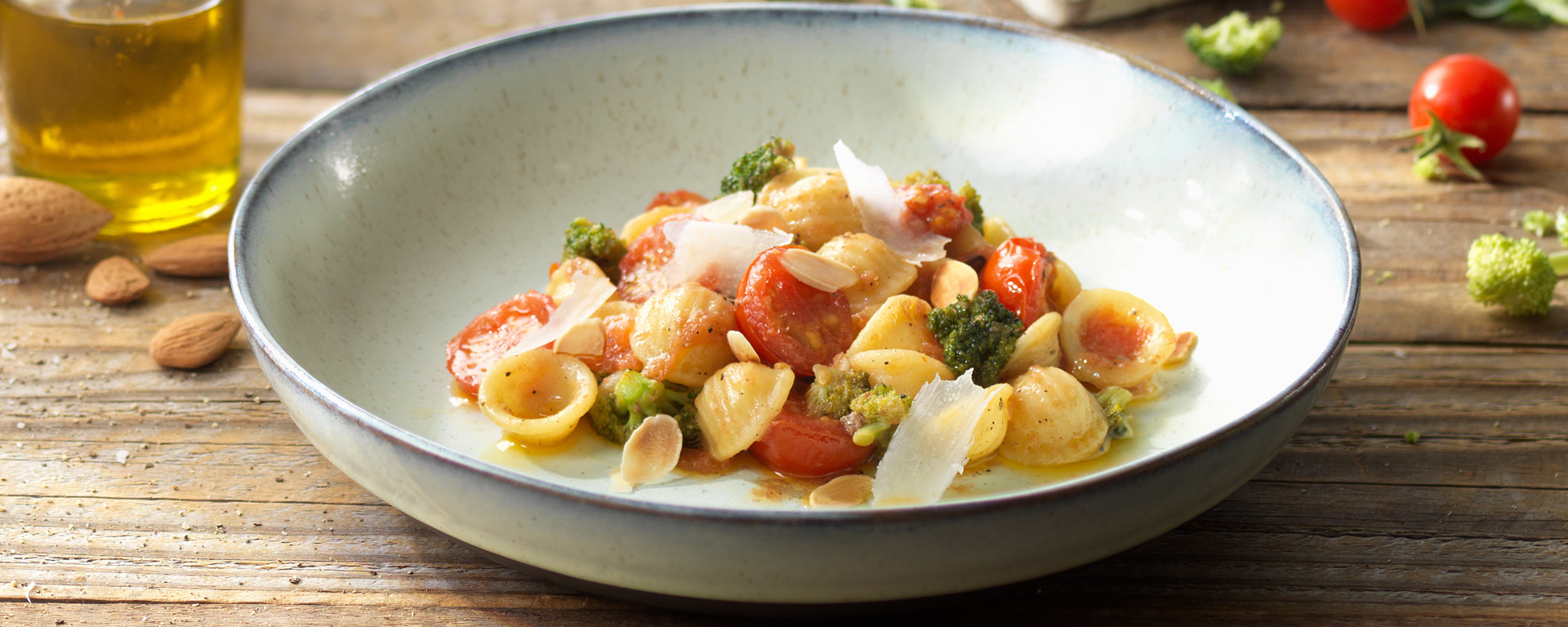 Orecchiette mit Brokkoli, Tomaten und Mandeln