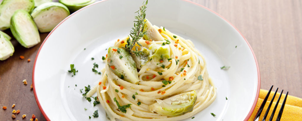 Nudelgericht mit Käse und Petersilie