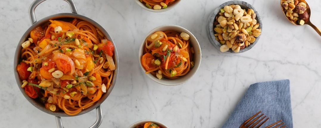 Rote LInsen Spaghetti mit Schalotten, Tomaten und Nüssen
