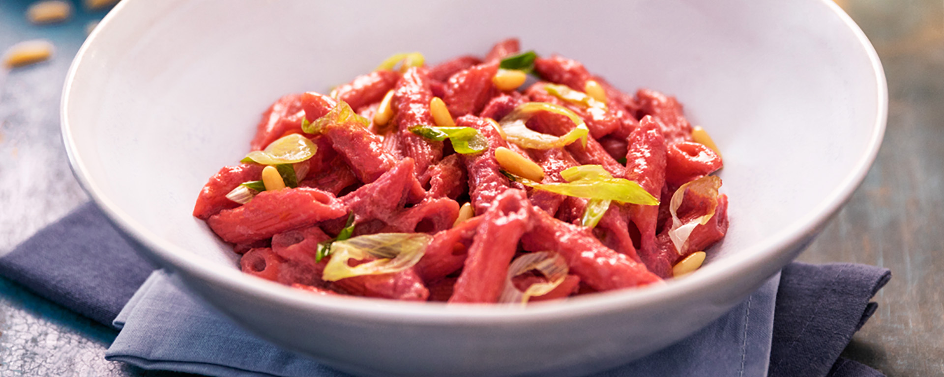 Penne mit rote Beete, Frühlingszwiebeln und Pinienkerne