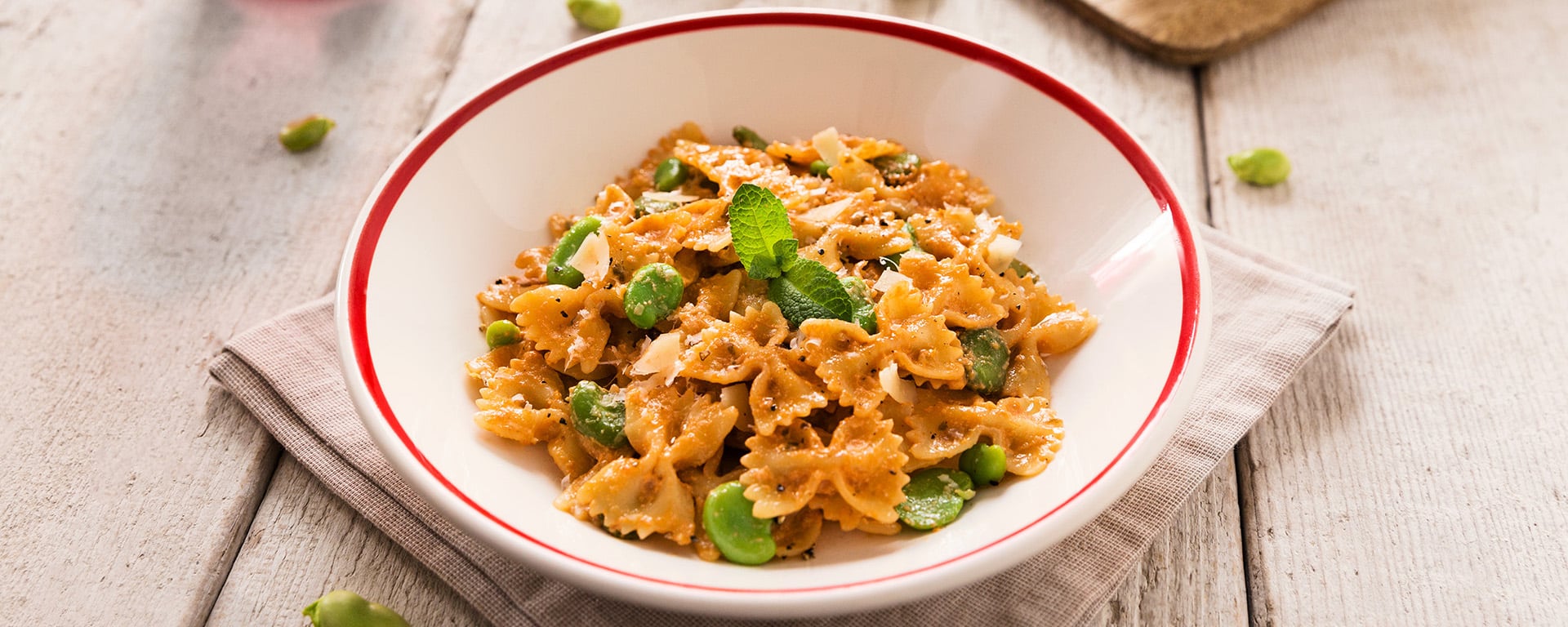 Farfalle mit Ricotta und Walnuss Pesto, dicken Bohnen und Pecorinokäse