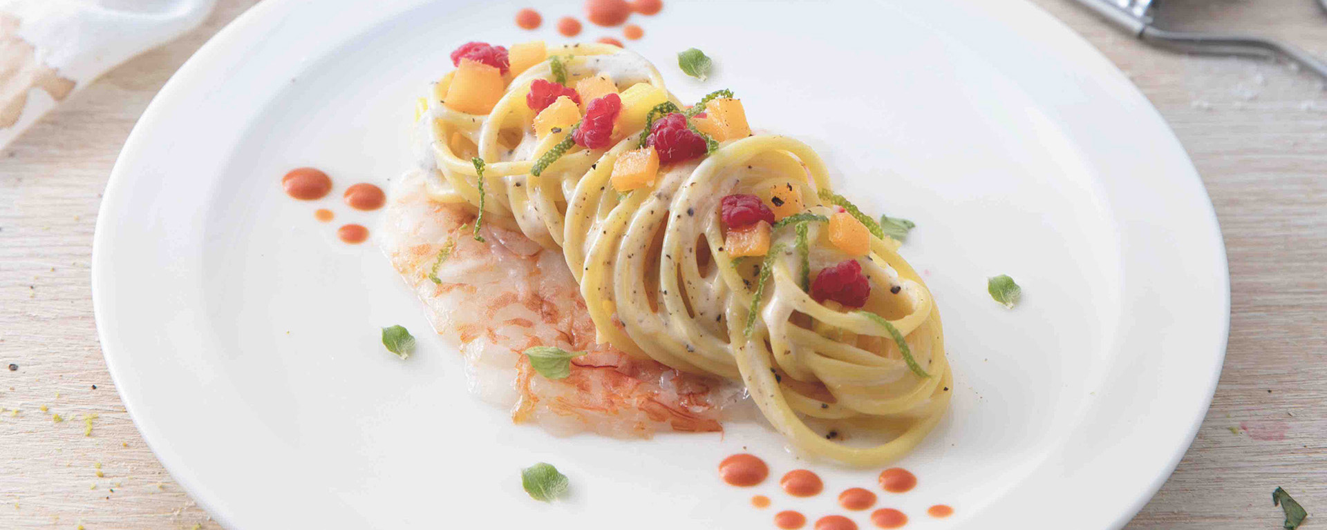 Spaghetti cacio e pepe mit Garnelen, Mango und Himbeeren