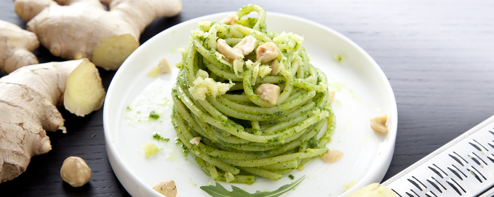 Teller mit Spaghetti und Rucola-Ragout