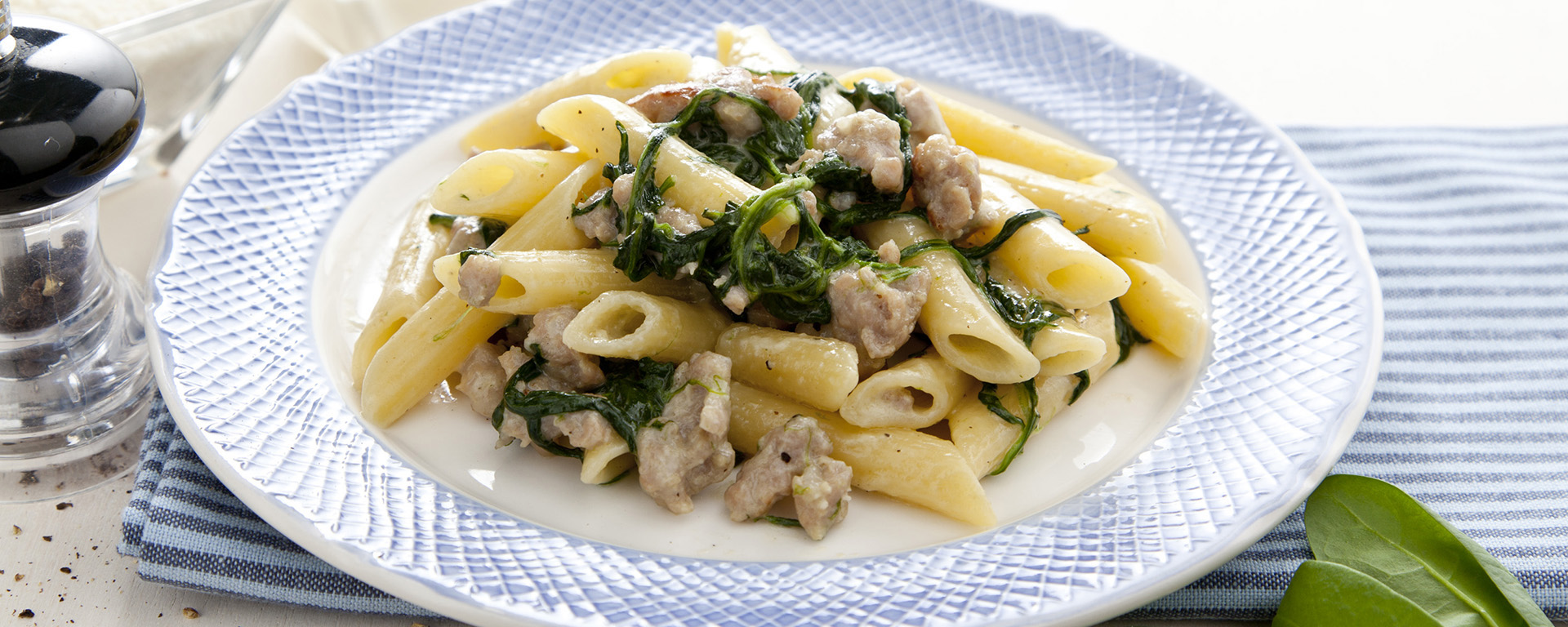 Penne mit Spinat und Wurst