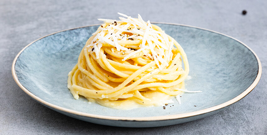 Teller mit Cacio e Pepe