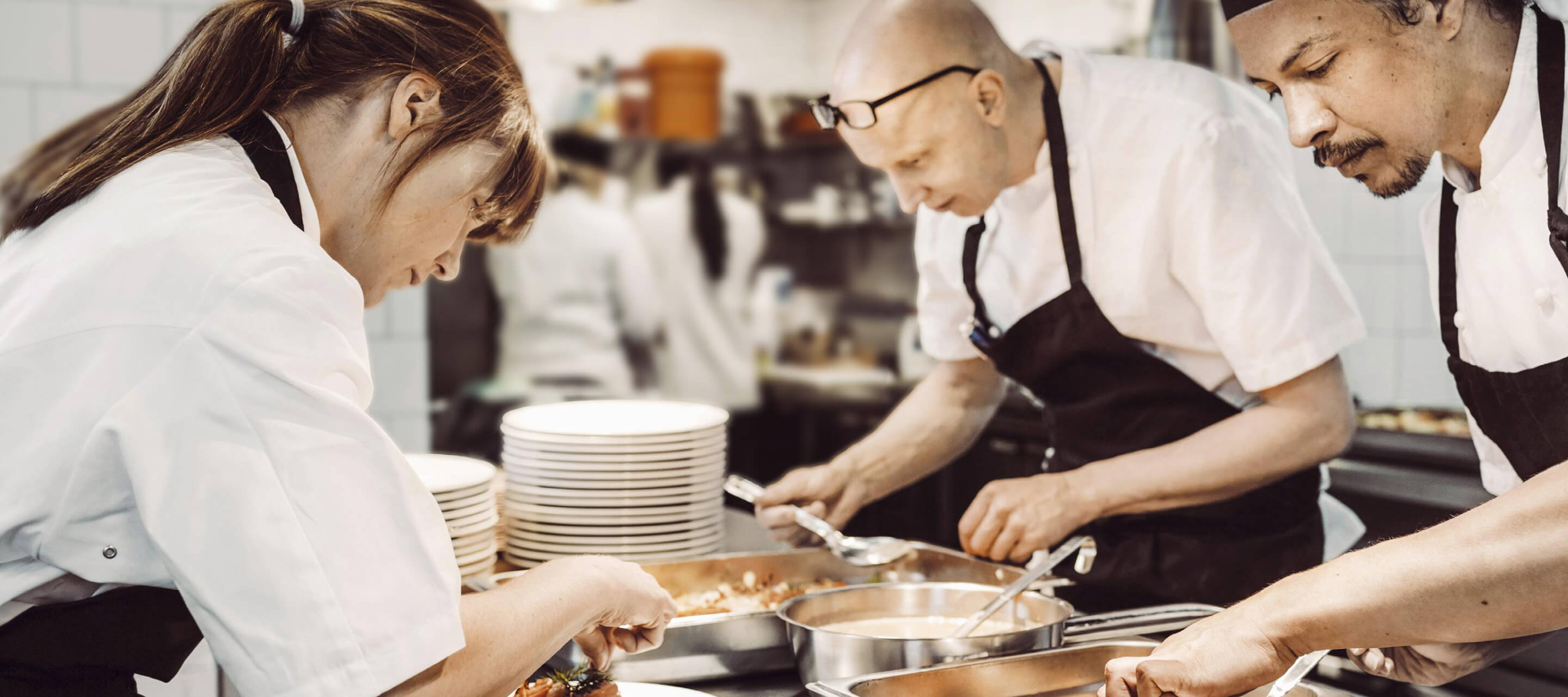 Chefs en cuisine préparant et servant des aliments