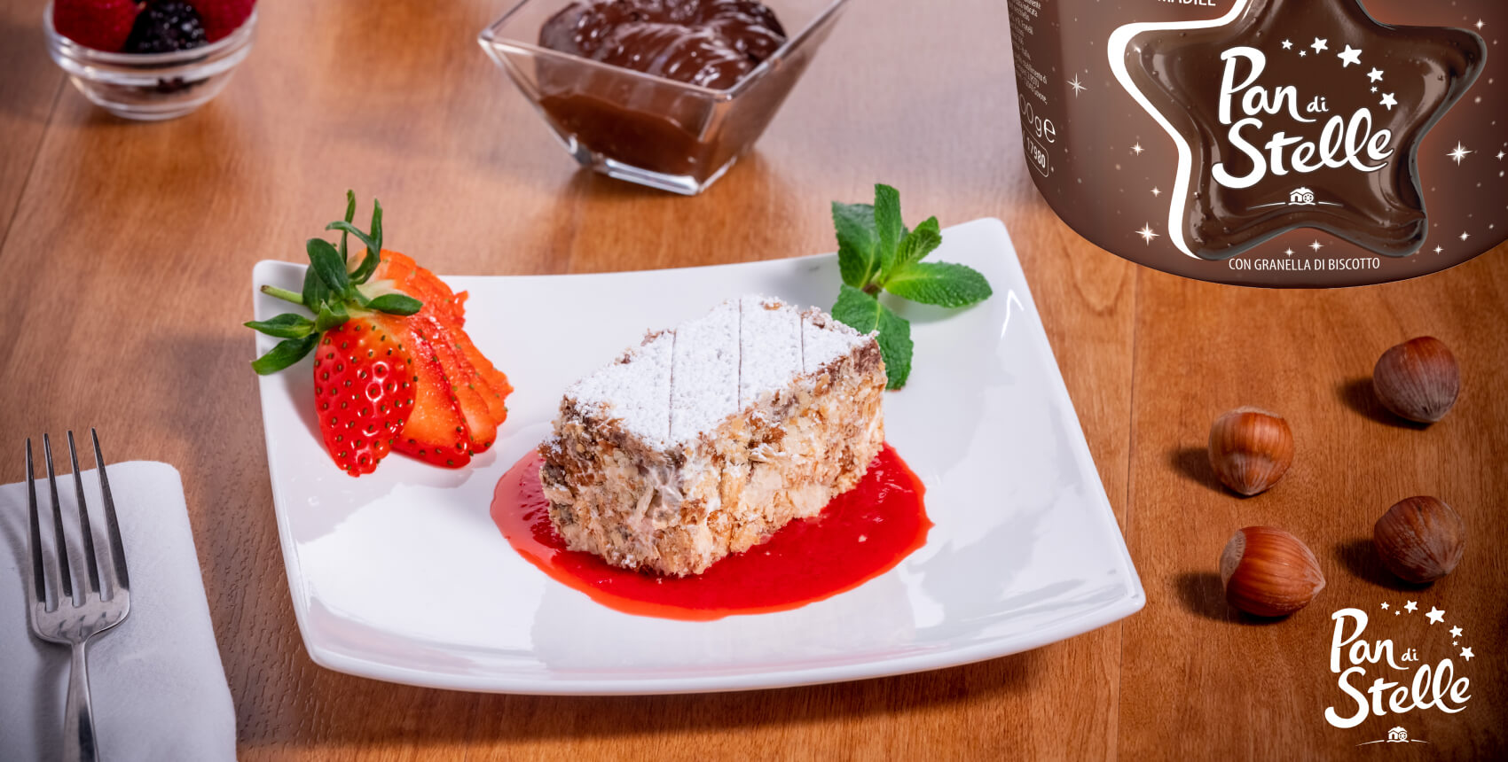 Piatto di millefoglie con crema chantilly e crema pan di stelle