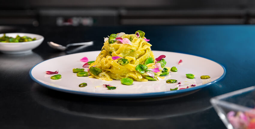 Piatto di taglialle all'uovo con fave in tre consistenze