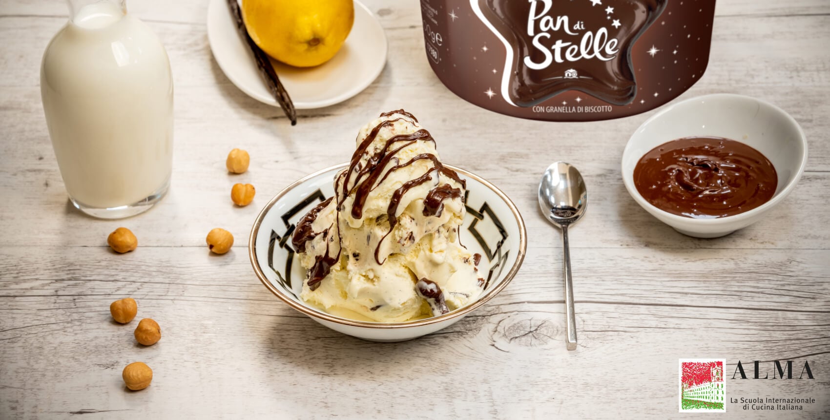 Coppetta di gelato fior di latte variegato alla Crema Pan di Stelle