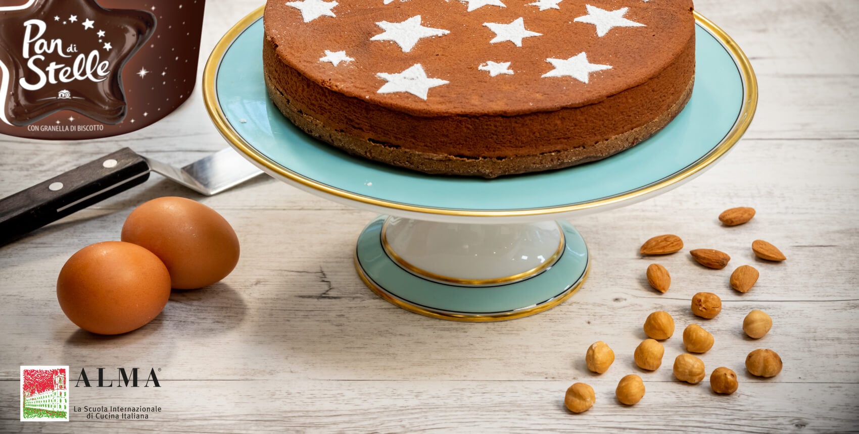 Piatto di Torta Caprese con uova e mandorle