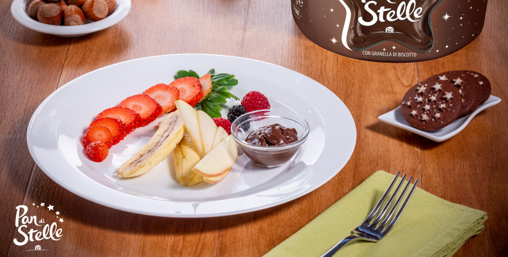 Piatto di insalata di frutta con crema pan di stelle