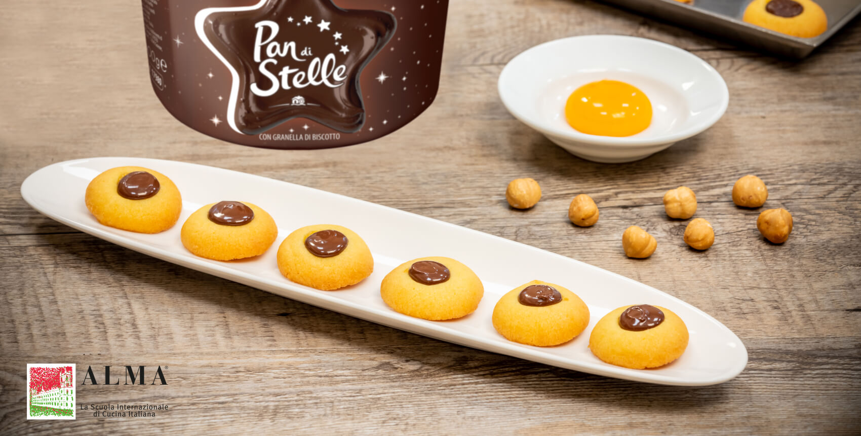 Occhi di bue con crema pan di stelle su un piatto