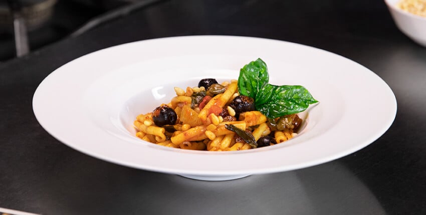 Piatto di casarecce con melanzane e zucchine