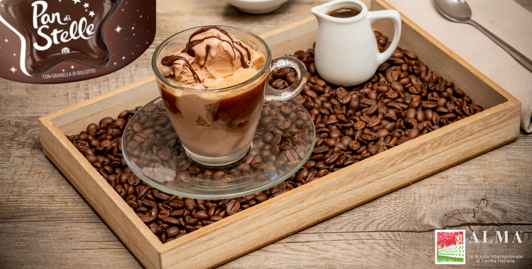 Vassoio con affogato al caffe e pan di stelle