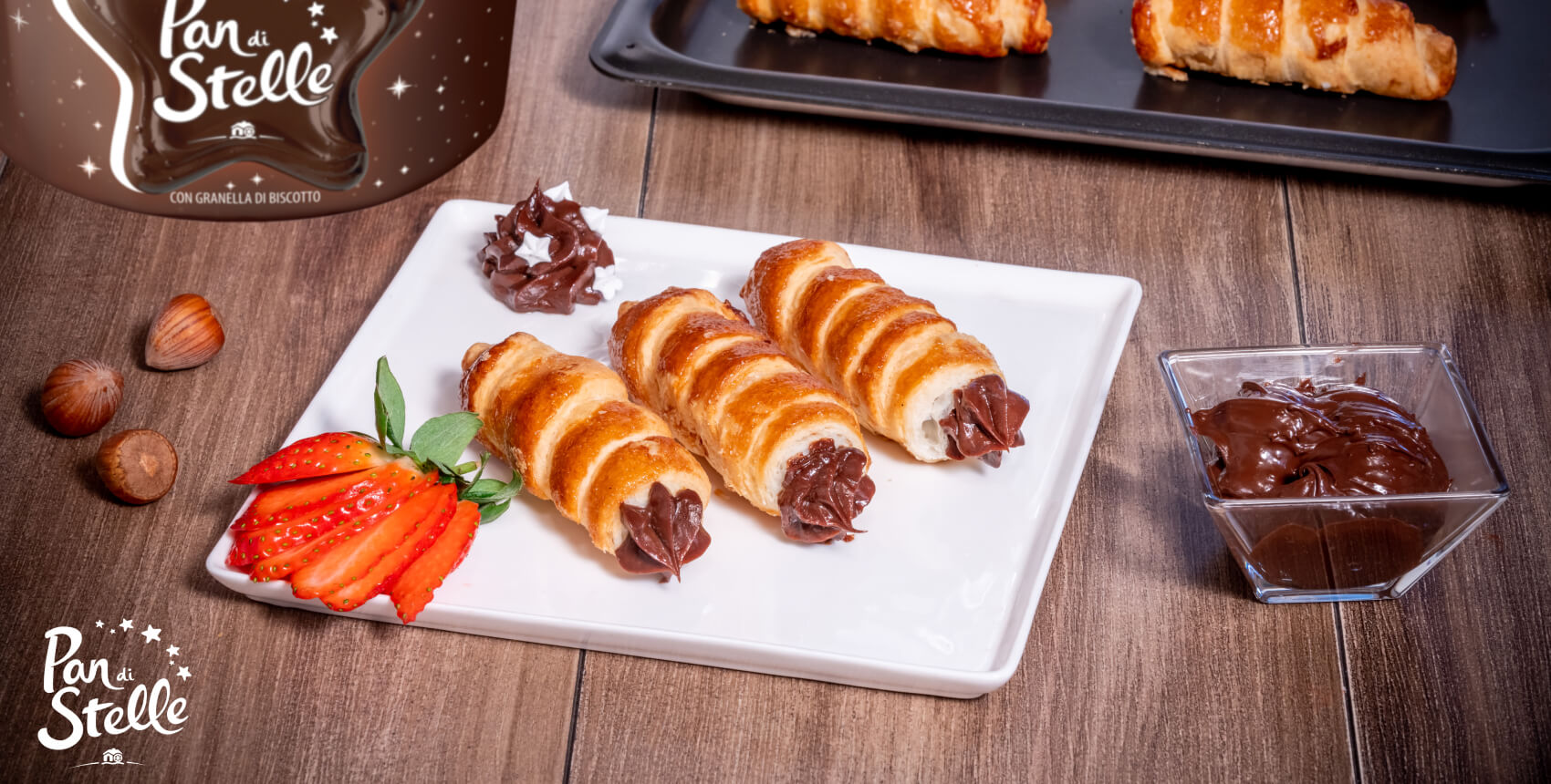 tre canoli con crema pan di stelle su un piatto