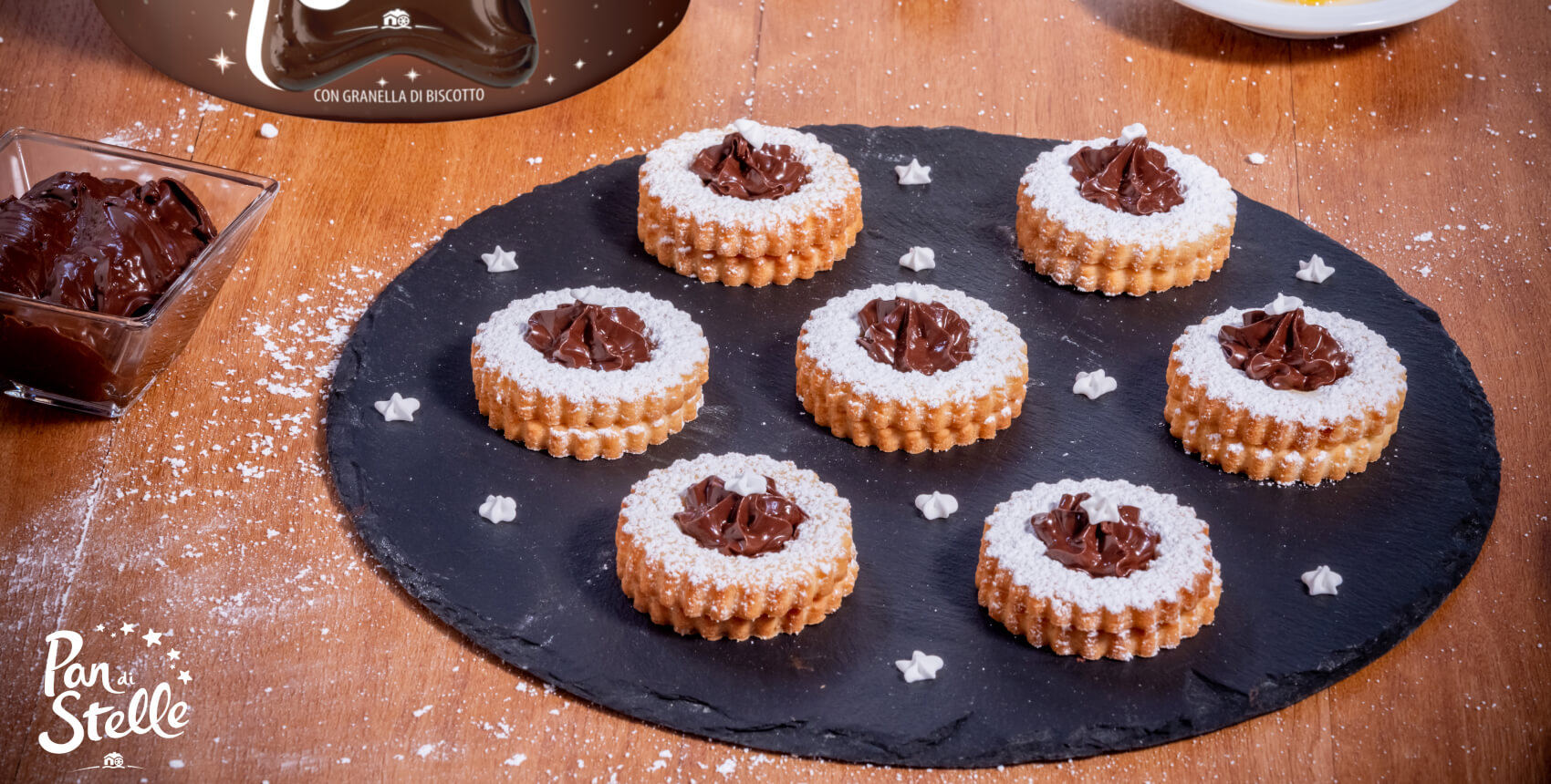 Occhi di bue con crema pan di stelle su un piatto
