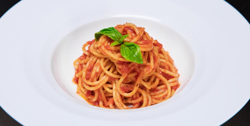 Piatto di spaghetti al pomodoro