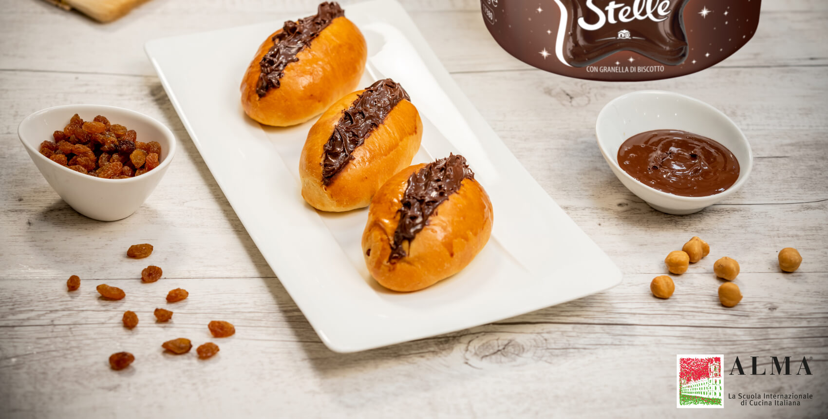 Piatto con Maritozzi farciti con Crema Pan Di Stelle