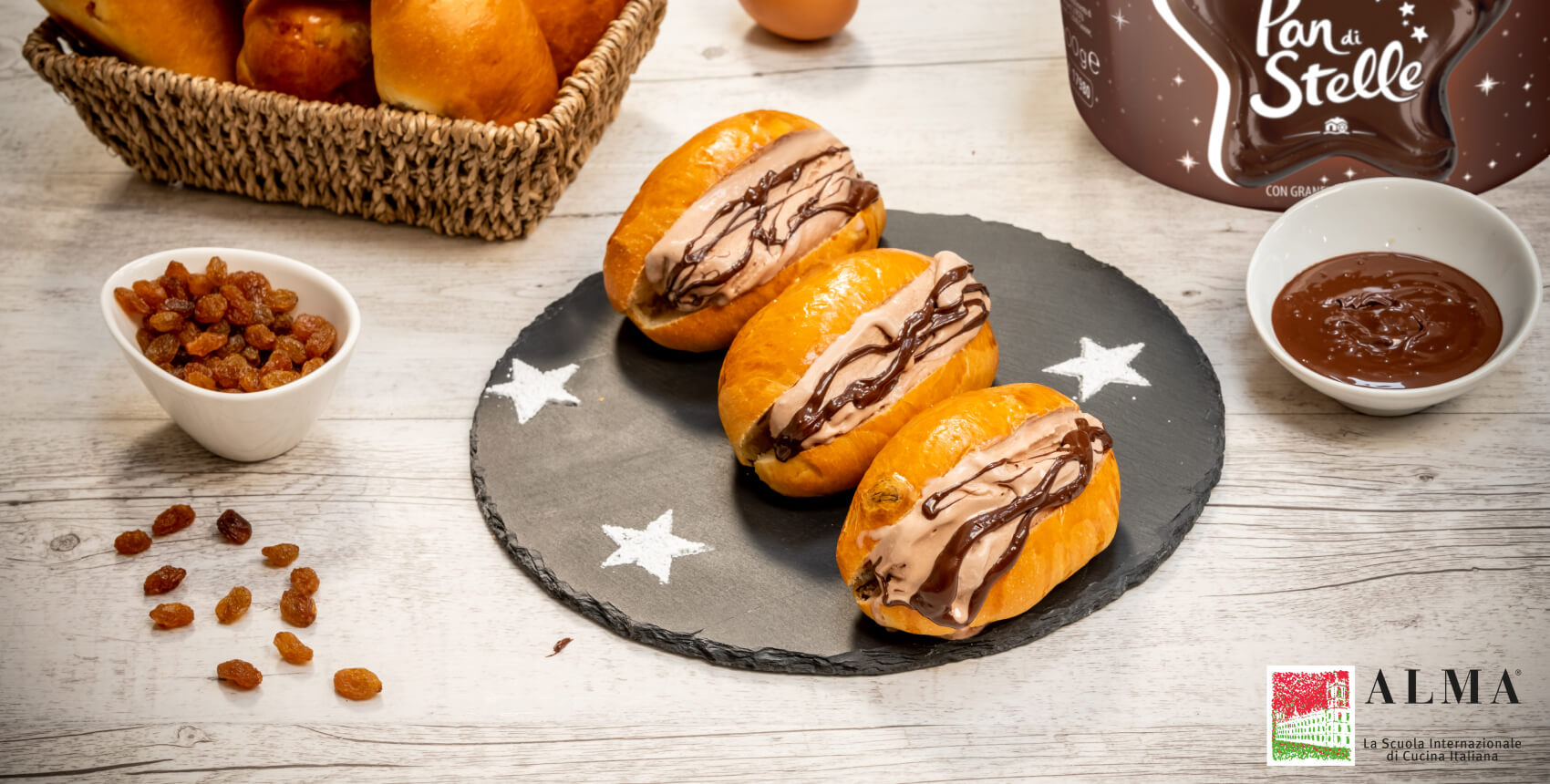 Piatto con Maritozzi farciti con Crema Pan Di Stelle